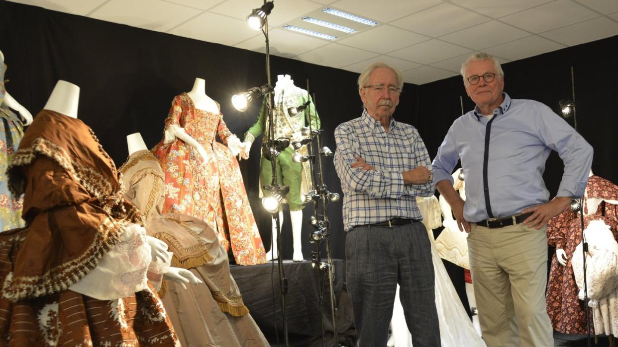 Martin Kamer (l) und Wolfgang Ruf (r) sammeln seit Jahrzehnten historische Textilien. Foto: Christiane Oelrich