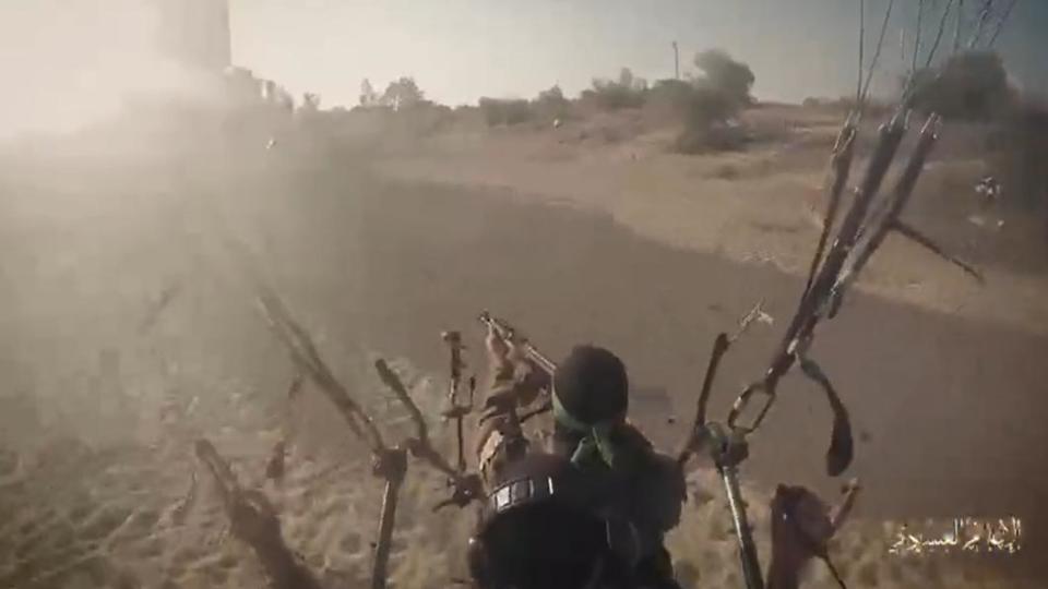 搭乘動力滑翔傘的哈瑪斯成員，成功躲過以色列防空系統闖入。（圖／翻攝自推特@abierkhatib）