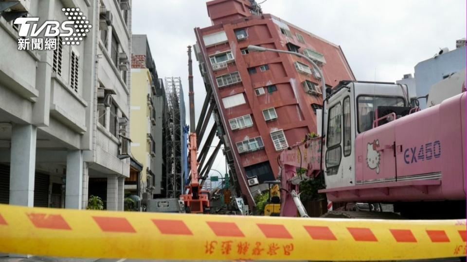 「天王星大樓」因地震嚴重傾倒。（圖／區國強攝）