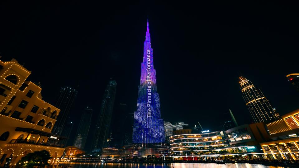 華碩舉辦「The Pinnacle of Performance」筆電新品線上發表會，會前點亮世界最高建築杜拜哈里發塔，期望讓世界看見創新之美。