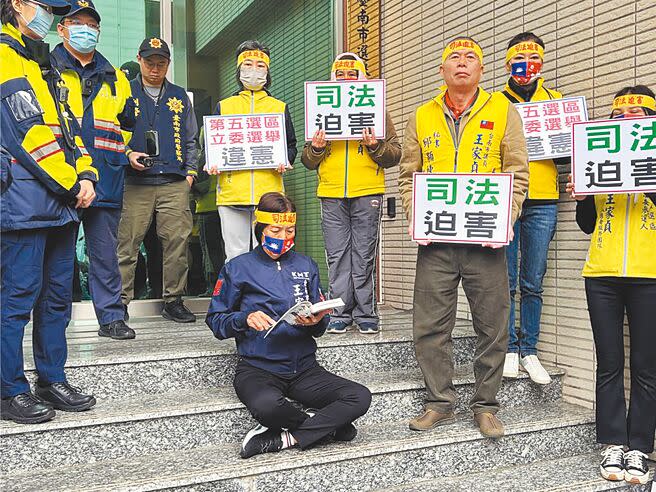 2024立委選舉12月20日號次抽籤，原本登記參選台南市五選區的王家貞被中選會判定資格不符後，因無法參加抽籤，她在市選委會前靜坐表達抗議。（本報資料照片）