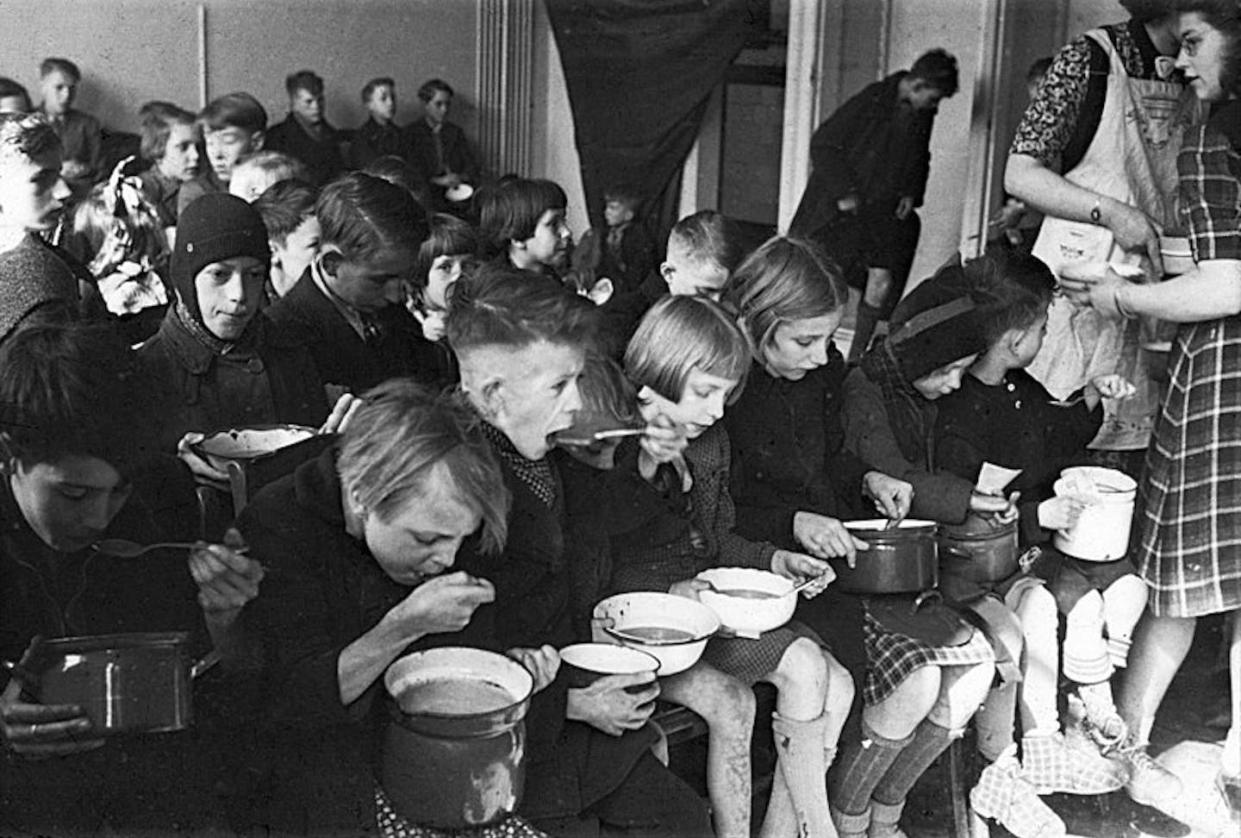 Niños comen alimentos donados por una organización eclesiástica durante la gran hambruna que sufrió Países Bajos entre 1944 y 1945. <a href="https://commons.wikimedia.org/wiki/File:BC856_HUI-2050.jpg" rel="nofollow noopener" target="_blank" data-ylk="slk:Menno Huizinga / Wikimedia Commons;elm:context_link;itc:0;sec:content-canvas" class="link ">Menno Huizinga / Wikimedia Commons</a>