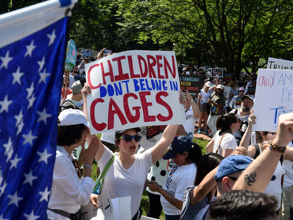 US-Amerikaner protestierten am Samstag gegen den harten Umgang mit Flüchtlingen. (Bild-Copyright: Ilya S. Savenok/Getty Images North America/AFP)