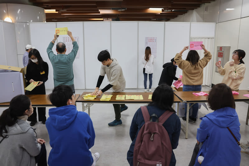 中選會14日說，總統立委選舉已完成投開票，但在TikTok等社群媒體上散播部分開票所開票過程影片，多僅為片段或經過剪輯，意在誣指中選會作票、蓄意煽動對立情緒，請民眾勿聽信及散布。圖為13日北市東區地下街民眾近距離觀看開票作業。（中央社）