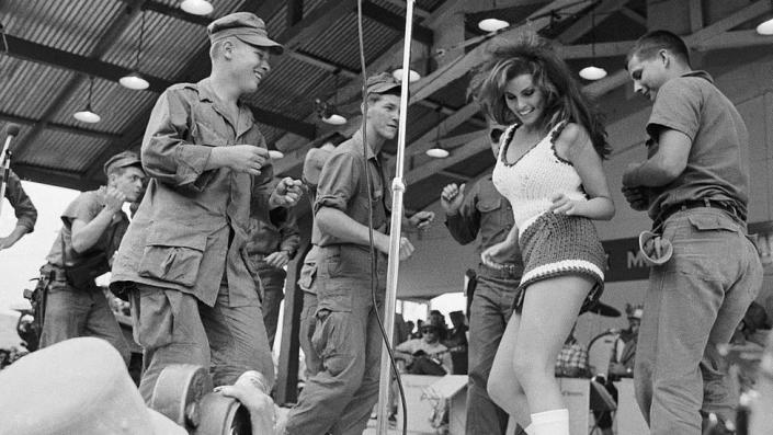 رقص ولش در ویتنام با سربازان