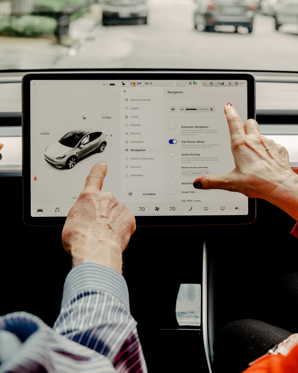 Una pareja hace una demostración de algunas de las opciones y capacidades a las que se pueden acceder a través de la pantalla táctil de su automóvil Tesla en Chicago, el 4 de junio de 2021.  (Evan Jenkins/The New York Times).