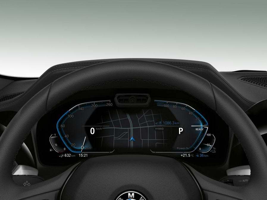 車艙內部方面，駕駛介面包含8.8吋觸控螢幕與5.7吋液晶顯示儀錶板，其他像是BIPA語音助理、中央10.25吋觸控螢幕…等配件都能額外選購。（圖片來源：https://insideevs.com/new-bmw-330e-iperformance-next-year/）