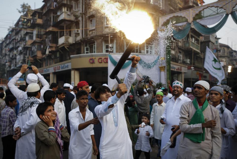 A youth fires an improvised fireworks launcher while participating in a procession to mark Eid-e-Milad-ul-Nabi, or birthday celebrations of Prophet Mohammad in Mumbai January 14, 2014. REUTERS/Danish Siddiqui (INDIA - Tags: RELIGION SOCIETY)