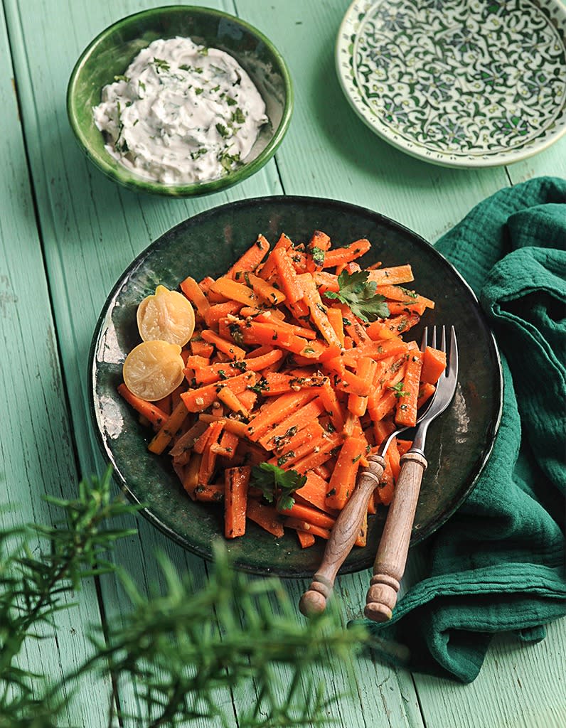 Salade de carottes au citron confit, yaourt aux herbes