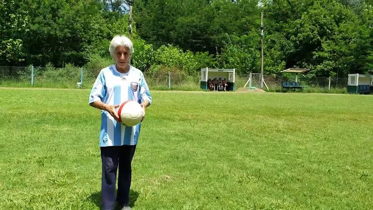 Elba Selva sigue dominado la pelota como entonces