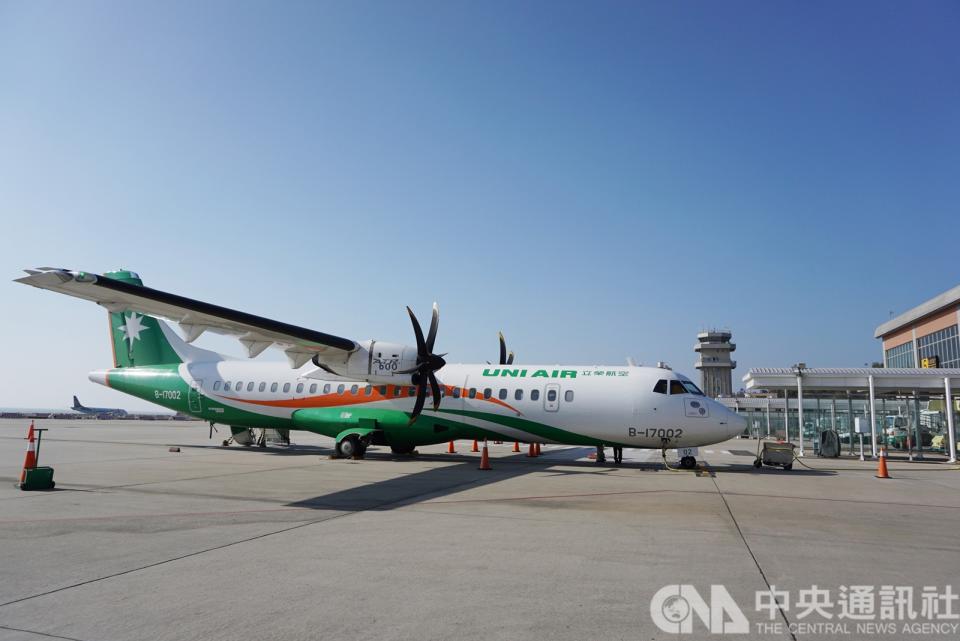 6月國內線航空燃油價格低於調整門檻，民航局已要求航空公司提報調新的票價，目前審查中，預計月底生效，是國內航空票價4年多來首次降價。圖為立榮航空。(資料照)   