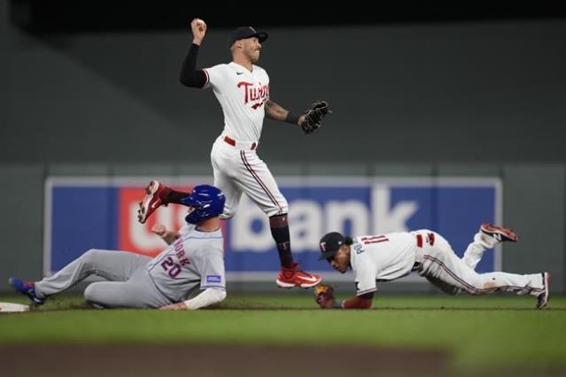 Twins shortstop Carlos Correa scratched from lineup with injured heel