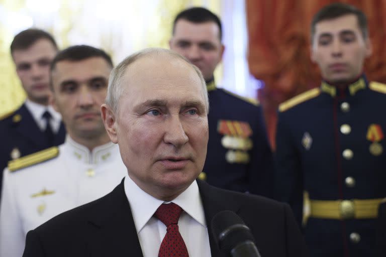 El presidente ruso Vladimir Putin habla con graduados de instituciones de educación superior militar durante una reunión con en el Kremlin en Moscú, Rusia, miércoles 21 de junio de 2023.