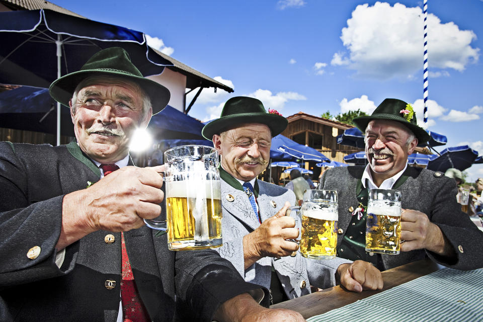 So gehts nicht! Es sei denn, die drei Kumpels wohnen zusammen in einer Hausgemeinschaft. (Symbolbild: Getty)