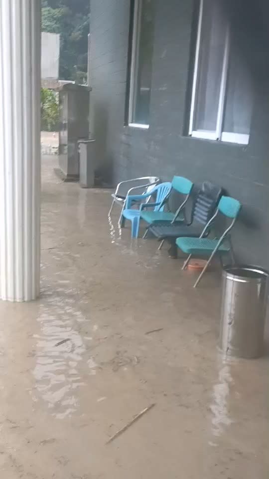 卡努颱風餘威，南投縣廬山溫泉區多家飯店和民宿遭土石流灌入。民眾提供