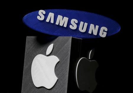 3D-printed Samsung and Apple logos are seen in this picture illustration made in Zenica, Bosnia and Herzegovina on January 26, 2016. Apple Inc is expected to report a 1.3 percent increase in iPhone sales in the holiday quarter, its slowest ever and a far cry from the double-digit growth investors have come to expect. Apple sold 75.5 million iPhones in the October-December quarter, according to research firm FactSet StreetAccount, 1 million more than what was sold in the year-ago quarter. REUTERS/Dado Ruvic