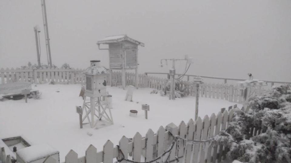 玉山氣象站昨夜開始下雪，積雪5公分。(氣象署提供)