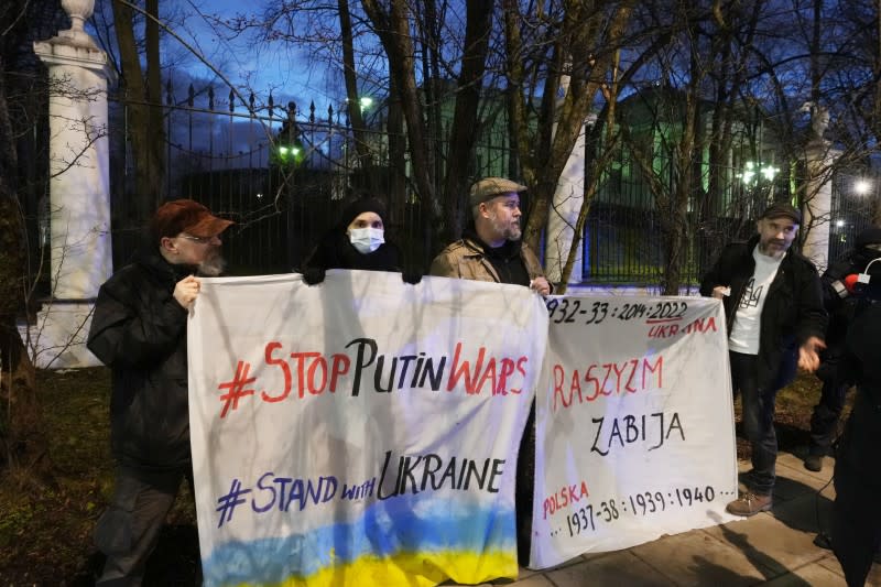 2022年2月23日，波蘭民眾聚集在首都華沙的俄羅斯大使館外，抗議俄羅斯侵略烏克蘭（AP）