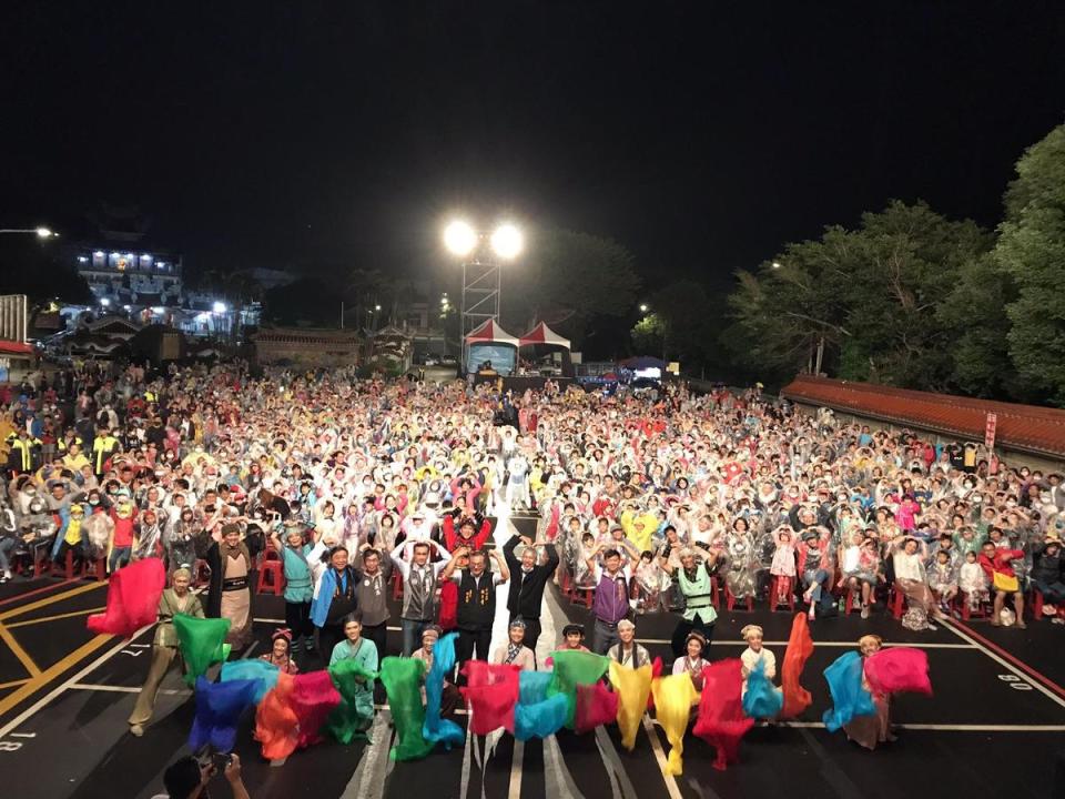 紙風車劇團在桃園壽山巖觀音寺停車場演出，留下全場紀念合照。（紙風車劇團提供）