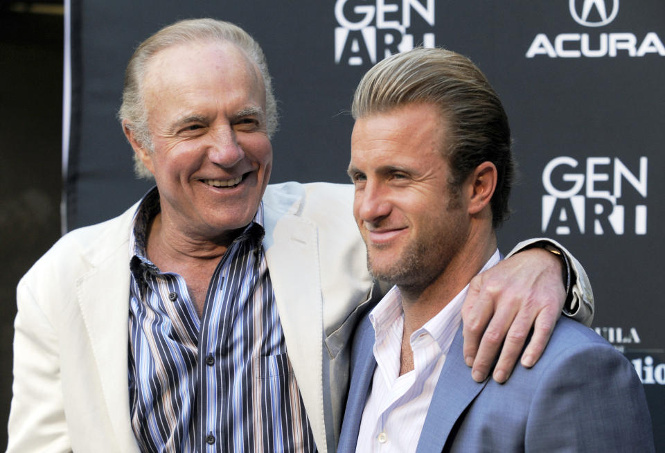 ARCHIVO - Scott Caan, a la derecha, guionista, productor y actor de "Mercy", posa con su padre, el actor y miembro del elenco James Caan, en el estreno de la película en Los Ángeles el 3 de mayo de 2010. James Caan murió el miércoles 6 de julio de 2022. Tenía 82 años. (Foto AP/Chris Pizzello, archivo)