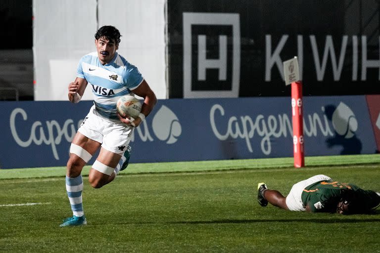 Joaquín De la Vega, autor de dos tries en el encuentro decisivo;; el crecimiento de Pumas 7s es ostensible, con medallas de bronce en los Juegos Olímpicos de Tokio y en las primeras etapas del Circuito Mundial y plateada en la tercera.