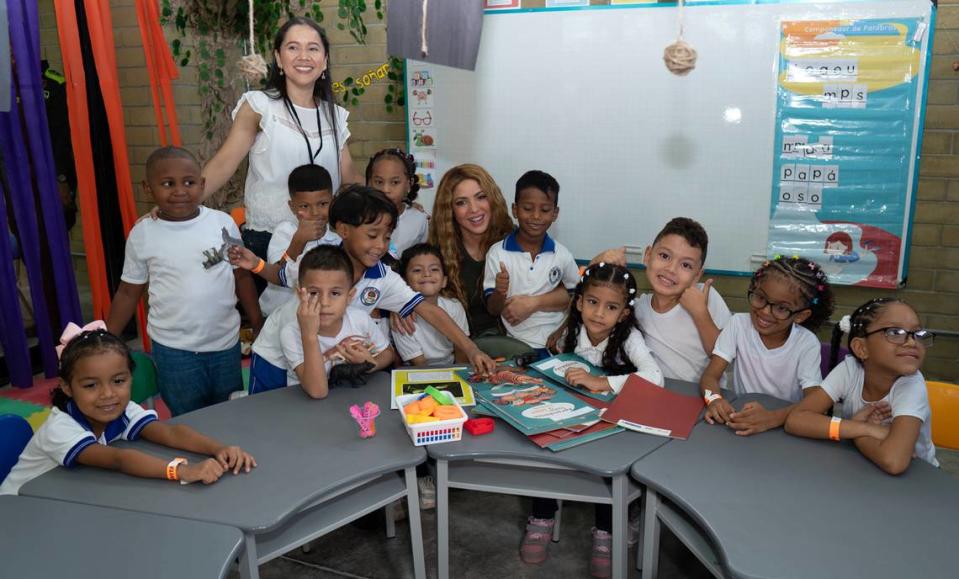 Fotografía cedida por la Fundación Pies Descalzos de la cantante colombiana Shakira durante la inauguración de la Institución Educativa Distrital Nuevo Bosque Pies Descalzos en Barranquilla, Colombia.