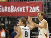 Superstar Dirk Nowitzki (r) und Heiko Schaffartzik gratulieren sich nach einem Korberfolg. Foto: Rainer Jensen