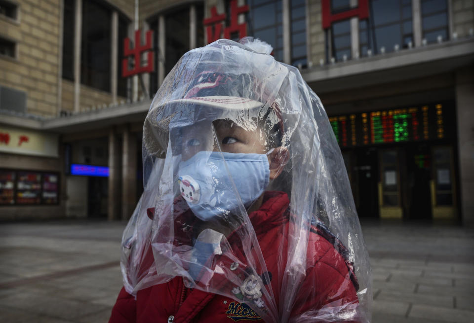 Sich so zu schützen wie dieser chinesische Junge in Peking, müssen sich Kinder hier zum Glück nicht. Dennoch haben viele Kinder Ängste, wenn sie von der ungewissen Bedrohung lesen oder hören. (Bild: Kevin Frayer/Getty Images)