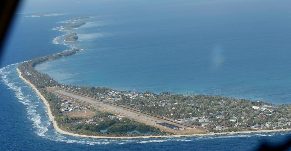 吐瓦魯首都富納富提（Funafuti），位於該國最大的環礁上。圖為紐西蘭空軍C-130運輸機2011年10月13日空拍。路透社