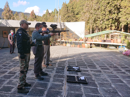 ▲阿里山在地成員實際操作獼猴驅離工具，並成立「人猴衝突巡護隊」。(圖／林管處提供)