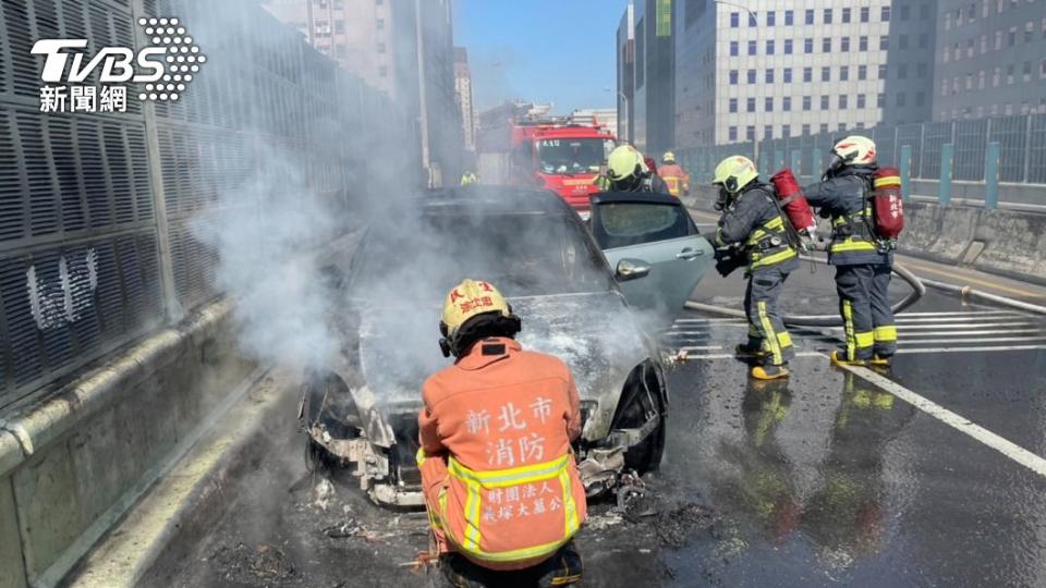 警消到場射水灌救。（圖／TVBS）