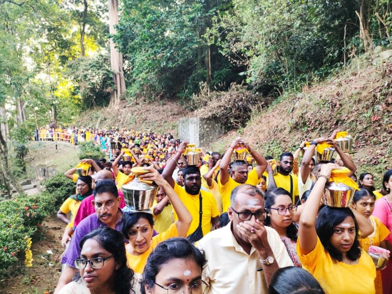 People carry milk on their heads during the Thaipusam festival in Penang. Genevieve Tan Shu Thung/dpa