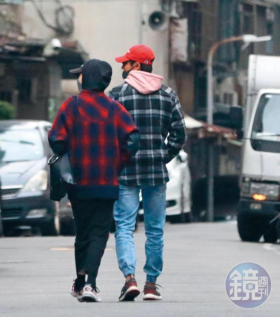 1月26日15:17，郭雪芙跟孫其君穿著格子情侶衫，漫步在台北街頭。