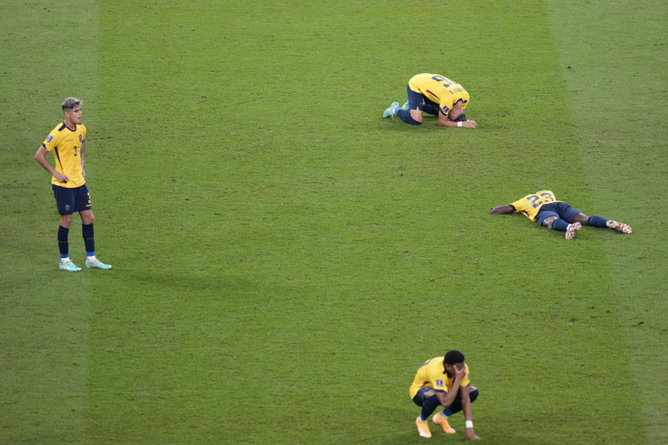 Jugadores de Ecuador reaccionan tras perder por 2-1 en su último partido del Grupo A del Mundial frente a Senegal, en el estadio Jalifa Internacional, en Doha, Qatar, el 29 de noviembre de 2022. (AP Foto/Aijaz Rahi)