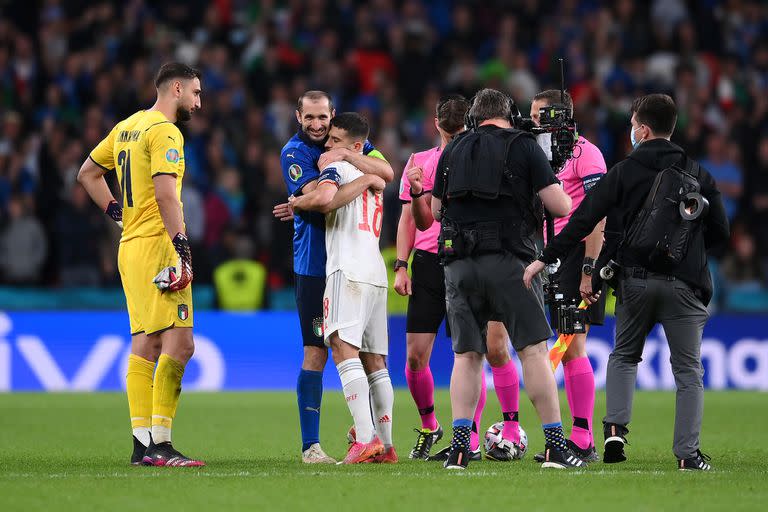 Giorgio Chiellini abraza a Jordi Alba antes el sorteo de los penales del partido que disputaron Italia y España. El italiano sacó ventaja desde ese momento...