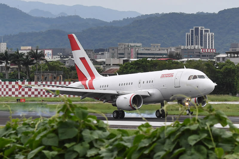 日本代表團專機抵達松山機場 (圖)