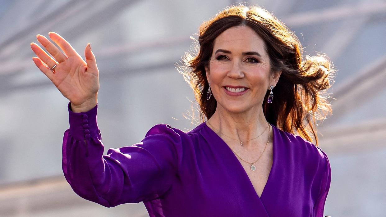 Queen Mary waving in purple top