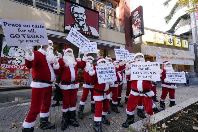 vestidos de Papá Noel reclaman opciones veganas a KFC Japón
