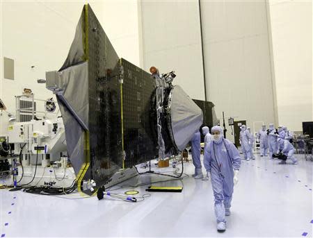 Technicians work on NASA's next Mars-bound spacecraft, the Mars Atmosphere and Volatile Evolution (MAVEN) spacecraft, as it is displayed for the media at the Kennedy Space Center in Cape Canaveral, Florida in this September 27, 2013 file photo. REUTERS/Joe Skipper/files