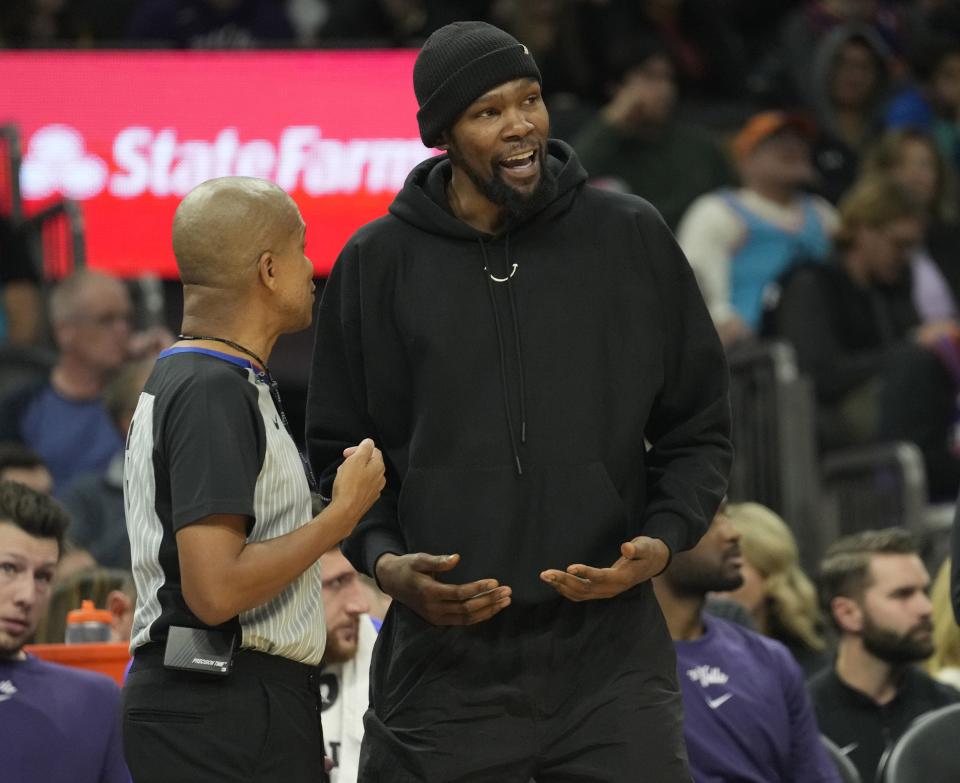 Phoenix Suns forward Kevin Durant talks with referee Sean Corbin (33) during the fourth quarter against the LA Clippers at Footprint Center in Phoenix on Jan. 3, 2024.
