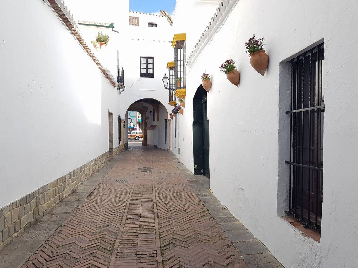 The narrow alleyway where the Niño Perdido building is located.