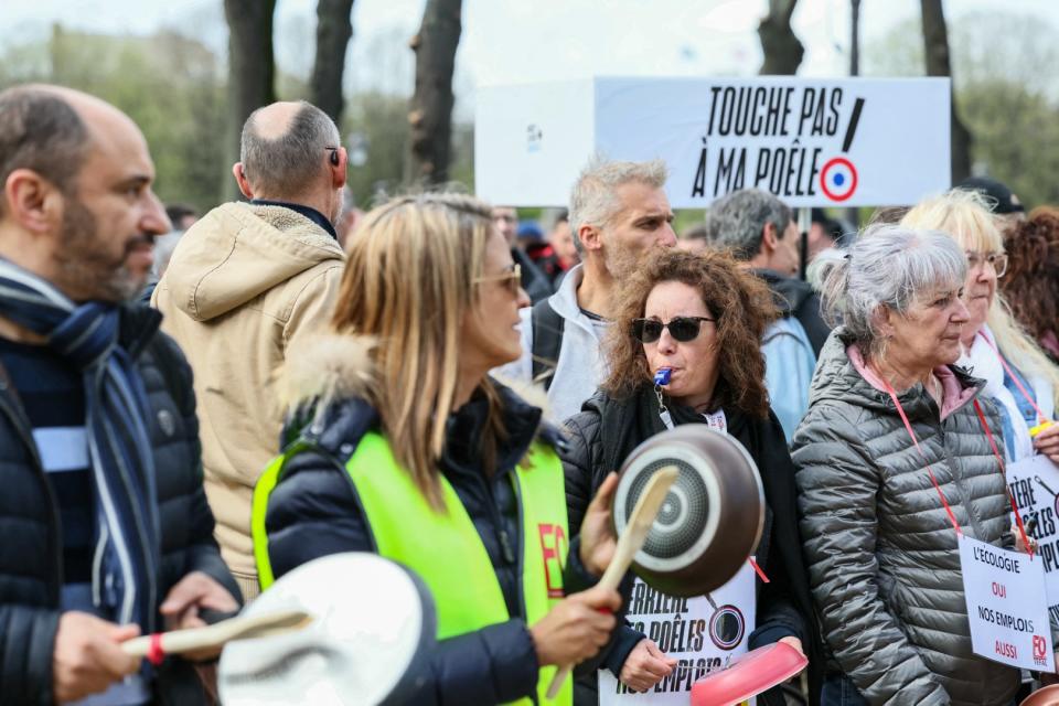 <span>Concert de casseroles à Paris, place des Invalides, le 3 avril 2024, lors d'un rassemblement de salariés de Seb s'opposant à la proposition de loi prévoyant l'interdiction de produits contenant des PFAS à partir du 1er janvier 2026 </span><div><span>ALAIN JOCARD</span><span>AFP</span></div>