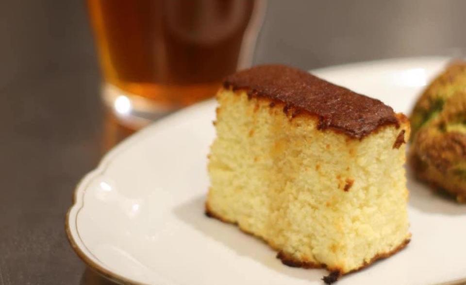 毛奇曾在粉絲頁上分享蜂蜜蛋糕淋上白蘭地的吃法，是從寫作「京都三部曲」作家壽岳章子書裡讀到的，是作者父親喜愛的吃法。（毛奇提供）
