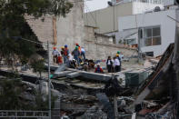 Unas personas limpiando escombros tras un sismo en Ciudad de México, sep 19, 2017. REUTERS/Carlos Jasso