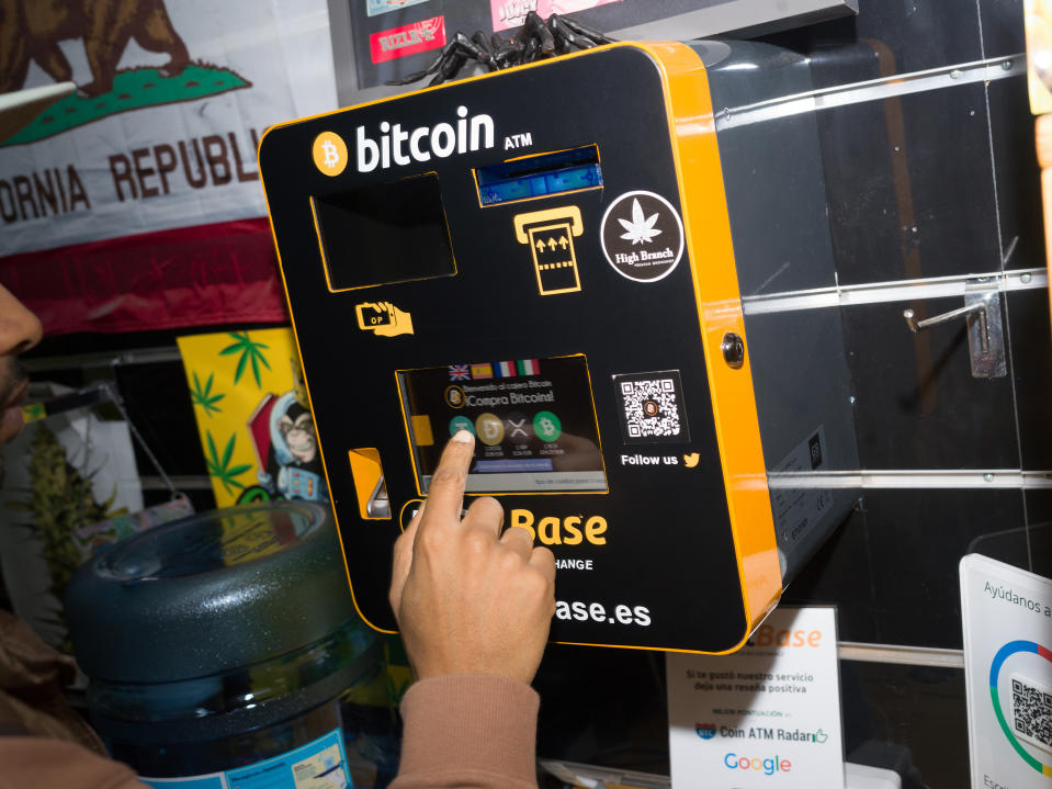 Un cajero automático de Bitcoin en Barcelona, España, el 22 de diciembre de 2022. (Samuel Aranda/The New York Times).