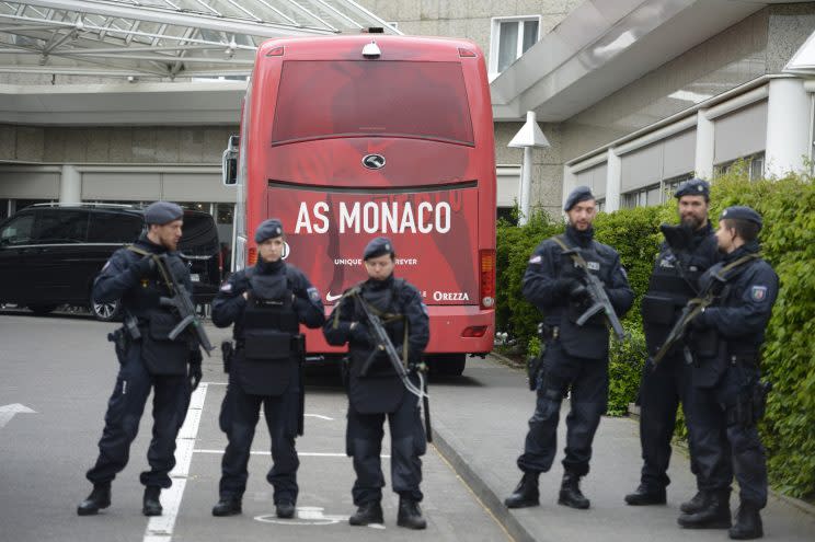 <p>Sous escorte policière, le bus monégasque est lui aussi arrivé. (AFP)</p>