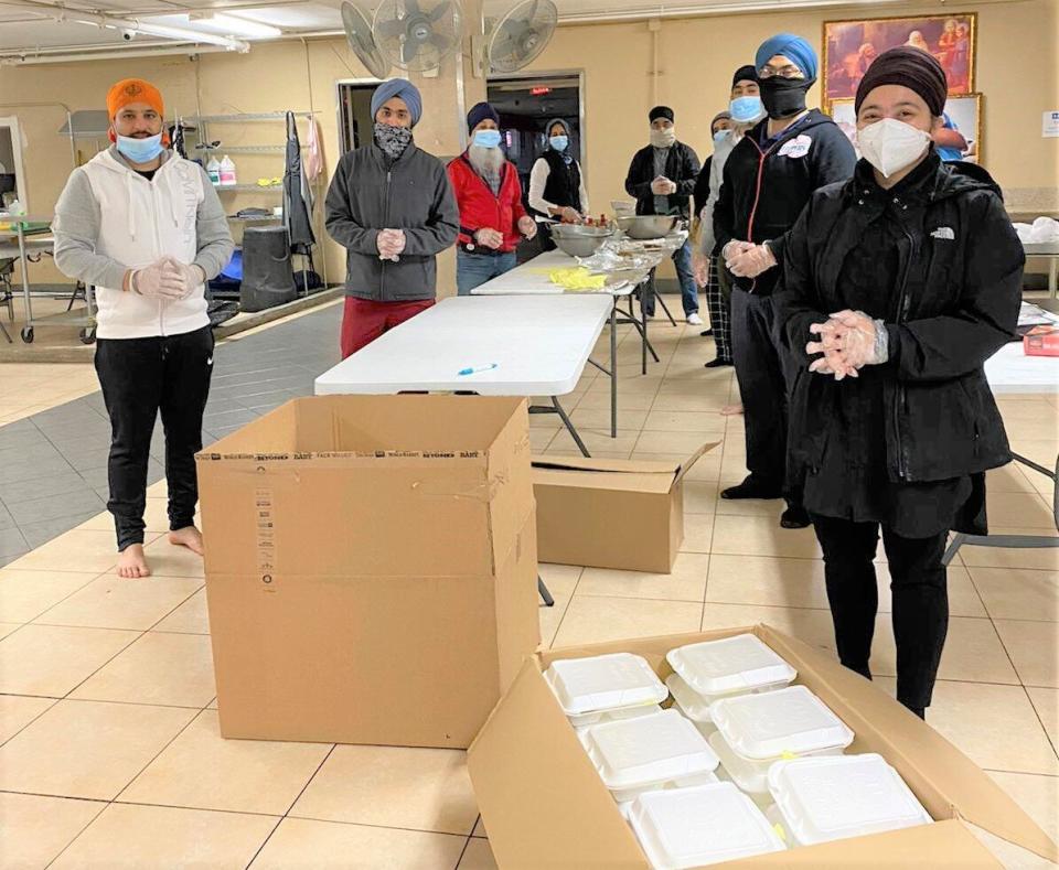 United Sikhs volunteers prepared meals at California's&nbsp;Buena Park Gurdwara to deliver to&nbsp;The Courtyard Shelter for the homeless in Santa Ana. (Photo: Courtesy of Meetan Kaur/UNITED SIKHS)