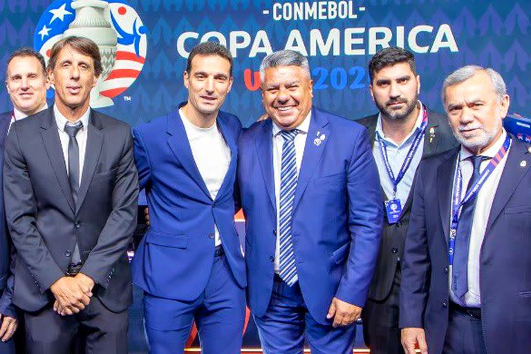 La última foto juntos: Lionel Scaloni y el presidente de la AFA, Claudio Chiqui Tapia, en el sorteo de la Copa América 2024