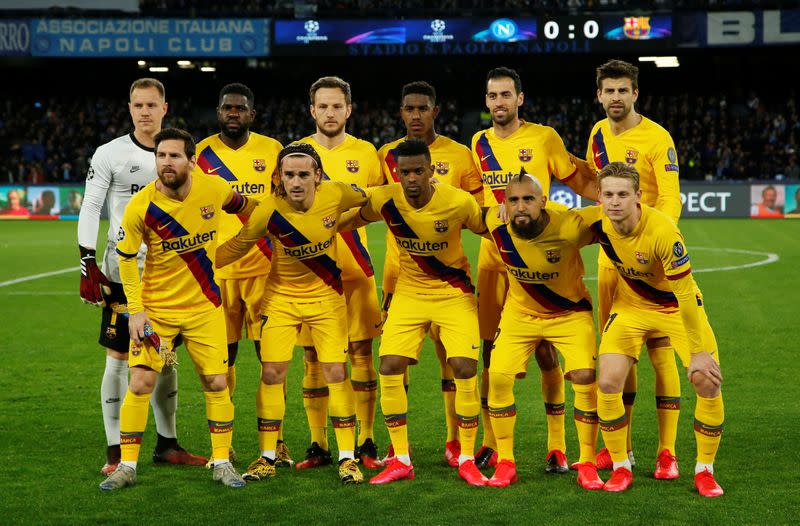 Los jugadores del Barcelona posan para una foto de grupo del equipo antes del partido