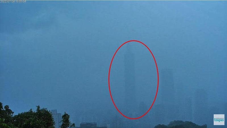 台北101大樓在雨彈襲擊下，幾乎快看不見了。（翻攝自北市觀傳局「象山看台北-4K即時影像」）